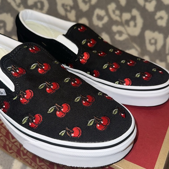 Vans Classic Slip-On π Cherries π βOff the Wallβ New & Never Worn ππ - Picture 8 of 17